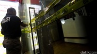Anggota polisi melakukan pemasangan garis polisi di Klinik Chiropractic First Pondok Indah Mall (PIM) 1, Jakarta, Kamis (07/01/2016).