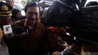 Luhut tiba di gedung KPK, Jl HR Rasuna Said, Jaksel, sekitar pukul 11.05 WIB.
