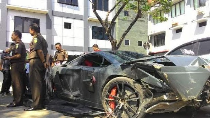 Tersangka dan Barang Bukti Kasus Lamborghini Diserahkan Kejari
