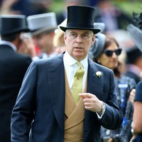 Nama Pangeran Andrew ikut terseret dalam skandal seks sahabatnya pengusaha Jeffrey Epstein. Dia juga dituding seorang rasis dan casanova hingga menimbulkan kehebohan di Kerajaan Inggris. Akibatnya Pangeran Andrew meminta Ratu Elizabeth II mengizinkannya untuk mundur dari tugas-tugas kerajaan hingga waktu yang belum ditentukan. Foto: Chris Jackson/Getty Images