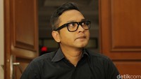 Tidak seperti Masayu yang terlihat santai, Lembu tampaknya sedang tidak mood.