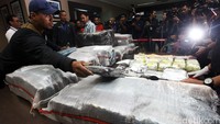 Pengungkapan ini rencananya akan dijadikan hadiah tahun baru, namun dalam pelaksanaannya terbentur pengembangan kasus.