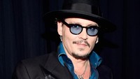 Tampil dengan gaya berbusananya yang khas, Johnny Depp pamer penghargaan Favorite Dramatic Movie Actor. Frazer Harrison/Getty Images/detikFoto.