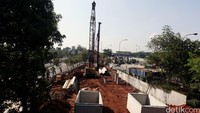 Sejumlah alat berat menyelesaikan pembangunan Light Rail Transit (LRT).