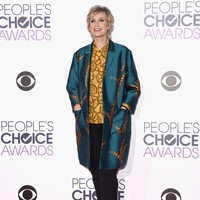 Bintang Glee Jane Lynch juga punya tubuh menjulang. Tinggi badan aktris 60 tahun ini mencapai 182 cm. Foto: Getty Images
