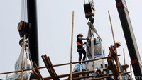 Petugas juga sudah membungkus bagian kepala patung. Pool/Lamhot Aritonang/detikFoto.