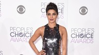 Miss World tahun 2000 Priyanka Chopra memilih dress bernuansa metalik berwarna silver dan emas dari Vera Wang yang berkesan glamor. Jason Merritt/Getty Images/detikFoto.