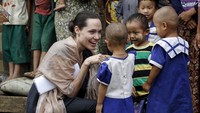 Jolie berinteraksi bersama anak-anak terlantar akibat perang di sebuah kamp pengungsi. REUTERS/Soe Zeya Tun/detikFoto.