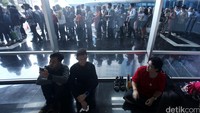 Tampak antrean panjang para pencari kerja di bursa tenaga kerja yang digelar di Gedung Smesco.