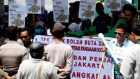 Demonstran berorasi di depan gedung KPK.
