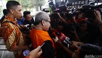 Chaidir Ritonga berjalan menuju mobil tahanan KPK.