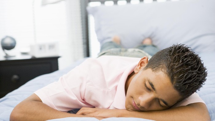 Tidur tengkurap Seorang pria tidur tengkurap