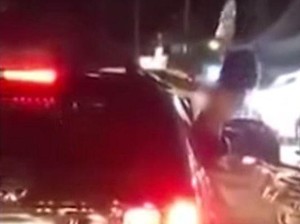 Kendarai Mobil Sambil Topless, Turis Wanita Ditangkap
