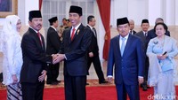 Presiden Joko Widodo memberikan selamat kepada Djoko Setiadi dengan disaksikan Wapres Jusuf Kalla (JK) dan Presiden RI Kelima Megawati Soekarnoputri. Kris/Setpres/detikFoto.