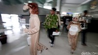 Aktivis Koalisi Anti Mafia Hutan yang memakai kostum monyet dan singa memasuki gedung Komisi Yudisial.