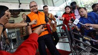 Chaidir Ritonga keluar gedung KPK usai menjalani pemeriksaan.