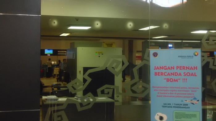 Banner Jangan Bercanda Bawa Bom Tersebar di Bandara Soekarno-Hatta