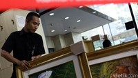 Dua lukisan gratifikasi ini diserahkan oleh Kementerian Pertanian.