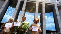 Aktivis Koalisi Anti Mafia Hutan yang memakai kostum monyet dan singa mendatangi Komisi Yudisial (KY) Jakarta, Jumat (8/1/2016).