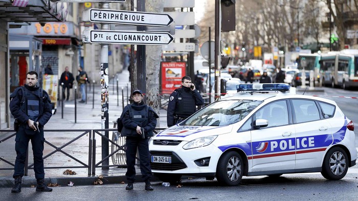 Kepolisian Paris menembak mati seorang pria bersenjatakan pisau yang hendak masuk secara paksa ke dalam kantor polisi setempat. Pria ini diketahui mengenakan rompi bom bunuh diri yang ternyata palsu. Foto : Reuters.