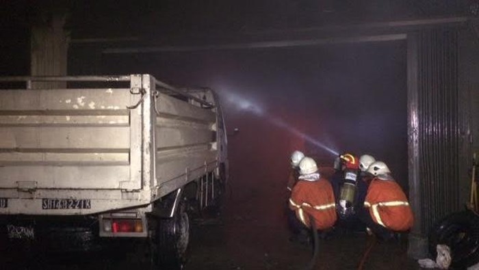 Kebakaran Gudang Spare Part Dipadamkan, 3 Kendaraan Ikut Terbakar