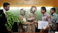 Monyet dan Singa itu diterima oleh Kepala Bagian Pengolahan Masyarakat KY Indra Samsul, Tenaga Ahli KY Imron dan Kepala Subbag Verifikasi Laporan KY Nawarto.