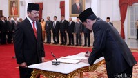 Presiden Joko Widodo (Jokowi) menandatangani berita acara pelantikan Djoko Setiadi sebagai Kepala Lembaga Sandi Negara (Lemsaneg). Kris/Setpres/detikFoto.
