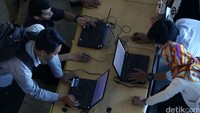 Ribuan pencari kerja memadati Bursa Kerja di gedung Smesco, Jakarta, Jumat (08/01/2016). 