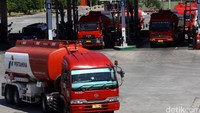 Truk tangki antre untuk mengisi BBM di terminal BBM Plumpang, Jakarta, Jumat (8/01).