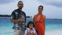 Ashraf, BCL dan Noah berpose di tepi pantai Maladewa. (Instagram/ashrafsinclair)