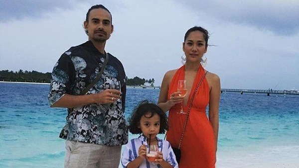 Happy Family! BCL, Ashraf dan Noah Asyik Liburan di Maladewa