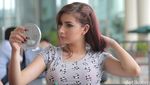Deasy Bouman Tetap Seksi Tampil Kasual