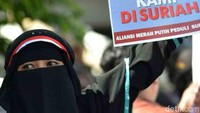 Rusia mulai melancarkan serangan udara di Suriah pada 30 September lalu guna mendukung rezim Presiden Bashar al-Assad. Menurut Observatory, serangan udara Rusia sejauh ini telah menewaskan 2.371 orang. Jumlah tersebut mencakup 792 warga sipil, yang 180 orang di antaranya adalah anak-anak.