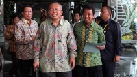 Romahurmziy, yang karib disapa Romi, hadir ditemani sejumlah politikus PPP pendukungnya, yaitu Arsul Sani, Rusli Effendi, Sholeh Amin, serta Lukman Hakim Saifudin, yang juga Menteri Agama. Lamhot Aritonang.