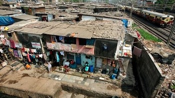 Tak seperti umumnya permukiman kumuh yang berada di pinggiran, Dharavi justru berada di jantung kota Mumbai. Foto: Getty Images