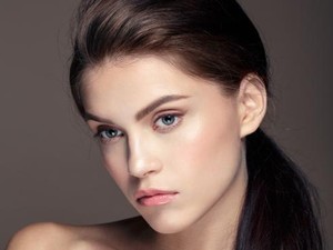 Alis Natural dan Lipstik Matte Jadi Tren Makeup 2016