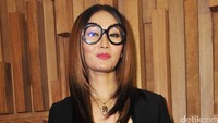 Ia tampil simple tapi tetap chic dengan busana serba hitam. Pool/Noel/detikFoto.