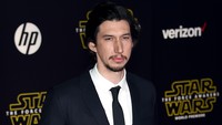 Lightsaber yang digunakan di Star Wars juga dibawa pulang oleh Adam Driver. Foto: Ethan Miller