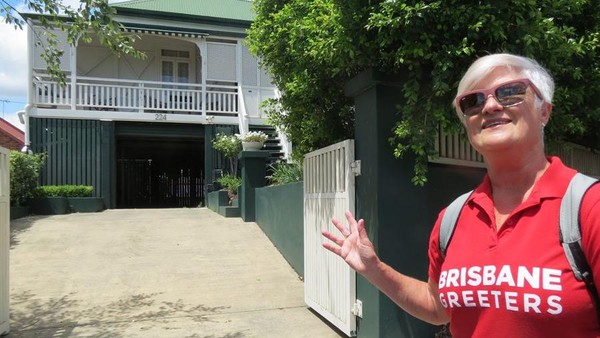 Relawan pemandu wisata dari Brisbane Greeter mengajak wisatawan melihat Paddington. Di Paddington yang ada hanyalah pemukiman warga Brisbane (Fitraya/detikTravel) Relawan pemandu wisata dari Brisbane Greeter mengajak wisatawan melihat Paddington. Di Paddington yang ada hanyalah pemukiman warga Brisbane (Fitraya/detikTravel)