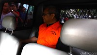 Chaidir Ritonga memasuki mobil tahanan KPK.
