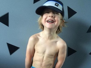 Pria Dewasa Boleh Malu, Bocah 3 Tahun Ini Sudah Memiliki Perut Six Pack