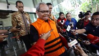 Chaidir Ritonga keluar dengan memakai rompi tahanan KPK.