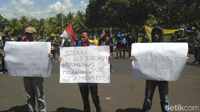 Mahasiswa Jember Demo Tolak Rencana Penambangan Emas