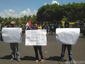 Mahasiswa Jember Demo Tolak Rencana Penambangan Emas