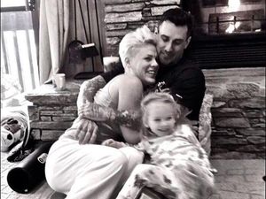 Pink dan Carey Hart Rayakan 10 Tahun Pernikahan