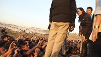 Tiba di wilayah Kurdistan, ia langsung disambut oleh para korban ISIS yang berhasil selamat. REUTERS/Ari Jalal/detikFoto.