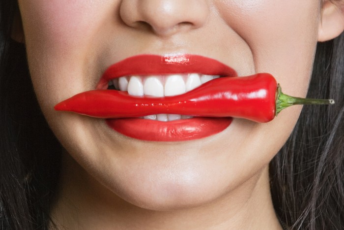 Seorang perempuan sedang makan cabai