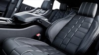 Di dalam mobil, Kahn memasang jok 3D Modular dari kulit hitam yang dipadukan dengan setir yang dibalut dengan kulit pula. (Foto: Project Kahn).