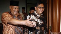 Hasto saat tiba di kantor PBNU.