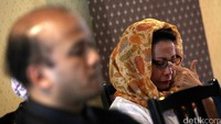 Namanya seorang ibu masih shock, jadi kalian kalau bisa lihat Ibu Ida, Ibu Ida masih shock. Jadi mereka tidak pernah terpikir untuk membongkar kembali pusara anaknya, kata Kuasa hukum keluarga Allya, Rosita P Radjah.
